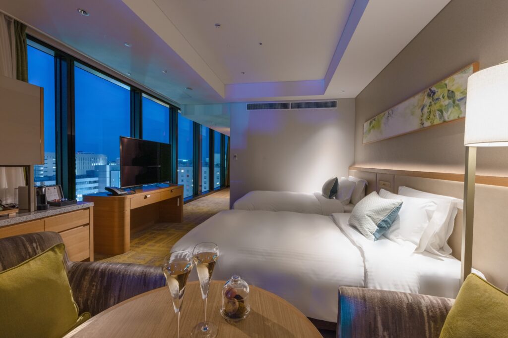 Twin guest room at Miyako Hotel Hakata with floor-to-ceiling windows