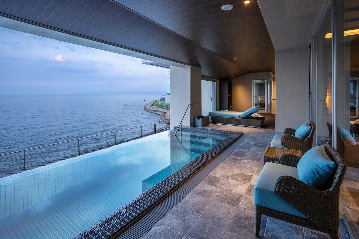 Private pool and jacuzzi suite overlooking Beppu Bay at AMANE RESORT SEIKAI