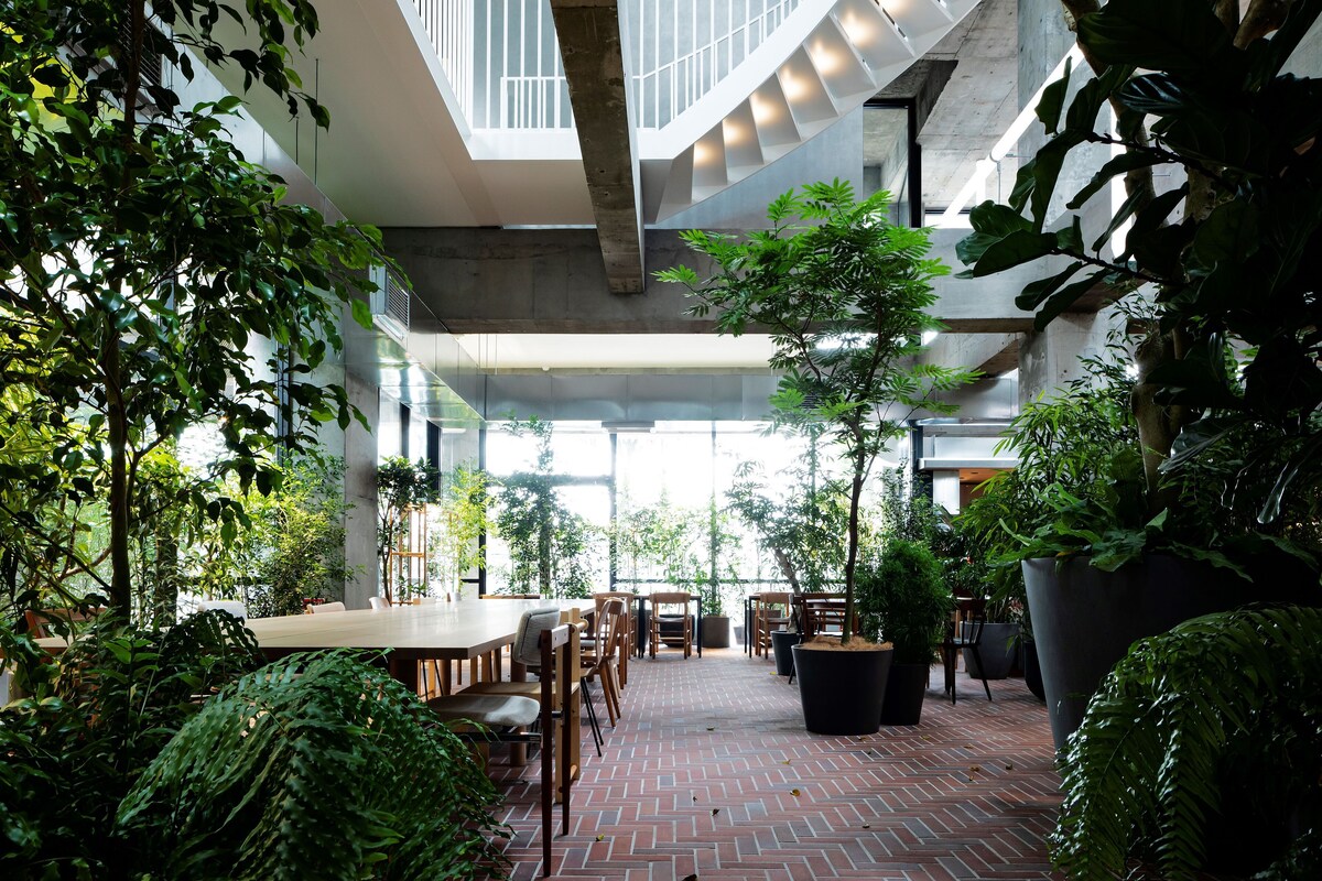 The LOUNGE beneath greenery in the Heritage Tower atrium at SHIROIYA HOTEL