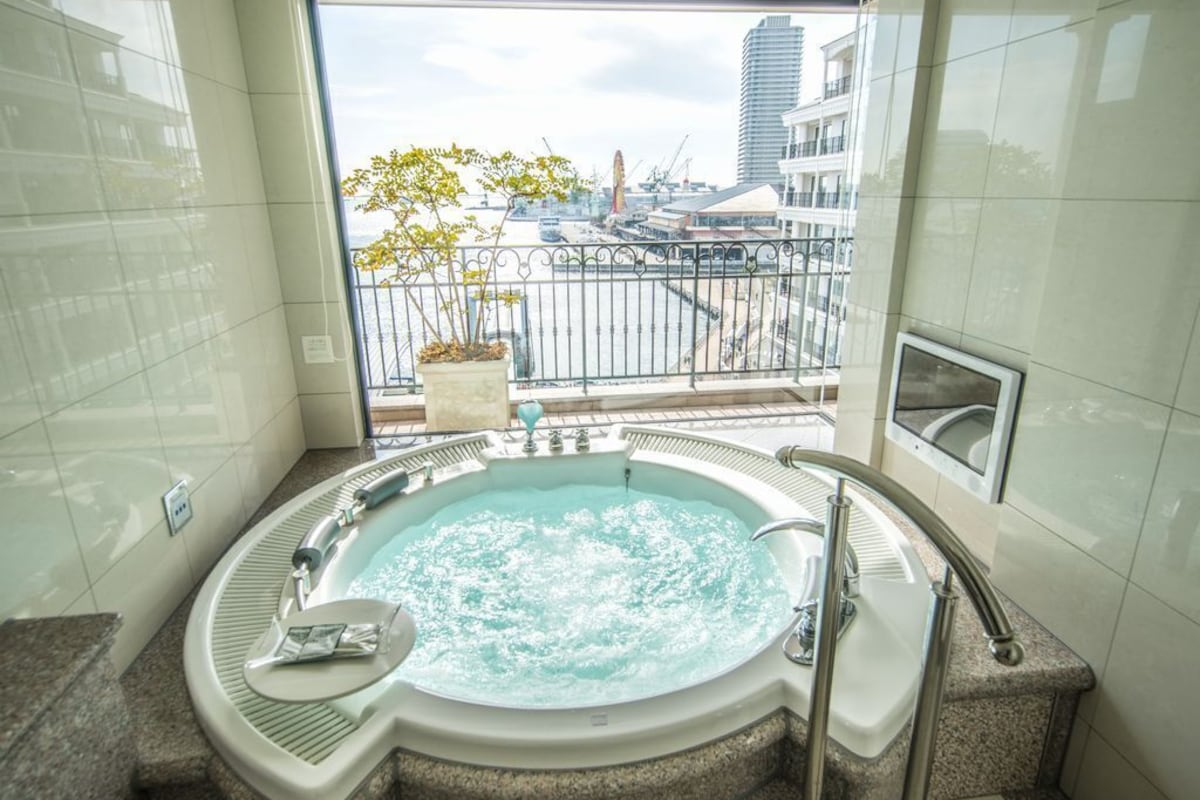 Circular jetted view bath facing Kobe Port at Hotel La Suite Kobe Harborland