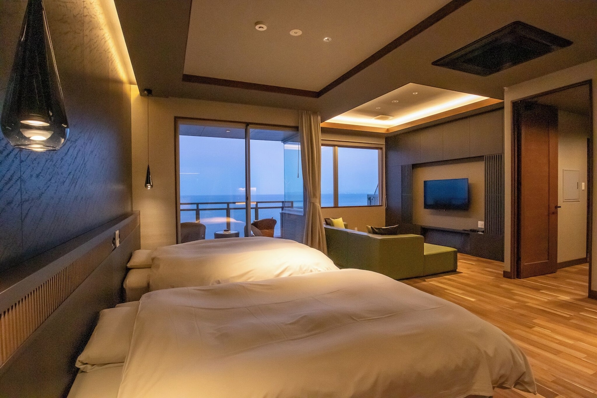 Ocean-facing twin guest room at AMANE RESORT SEIKAI