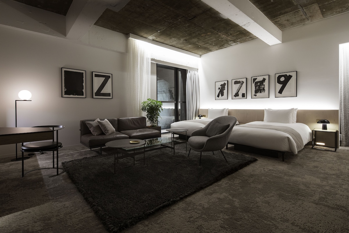 Spacious Executive room with art and a work desk at SHIROIYA HOTEL