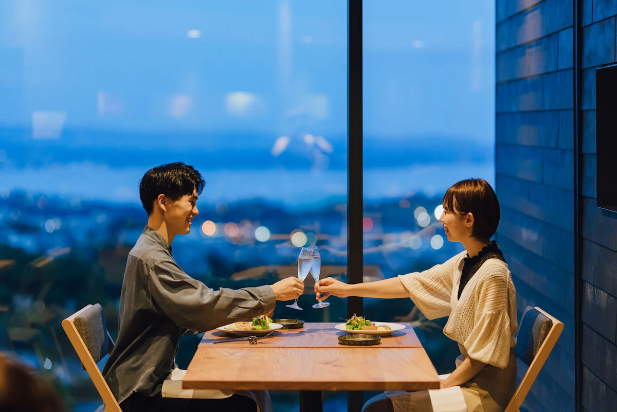 Guests dining with a view across Beppu at GALLERIA MIDOBARU