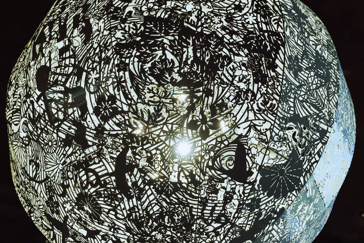 Shinji Ohmaki’s luminous Gravity and Grace Yudama artwork at GALLERIA MIDOBARU