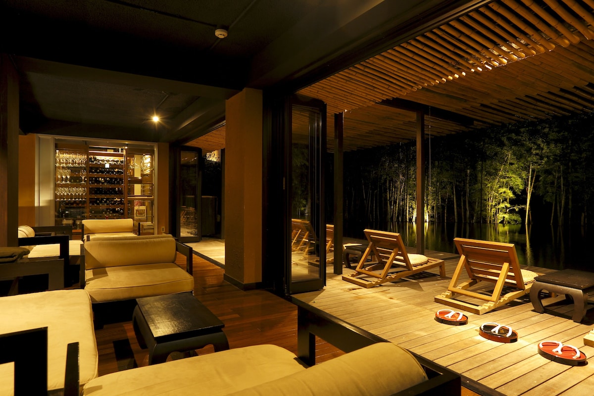 Bamboo-lined lounge overlooking the reflecting pool at Kinnotake Sengokuhara at night