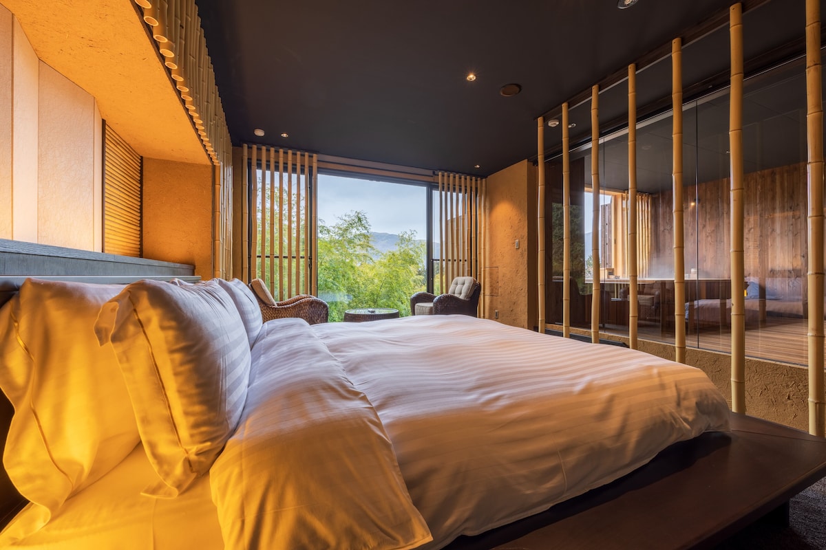 MIKADO bedroom with bamboo screens at Kinnotake Sengokuhara